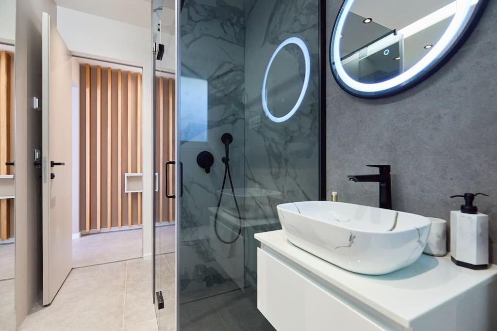 New & Stunning Views In Luxury 5* Divona Apartamento